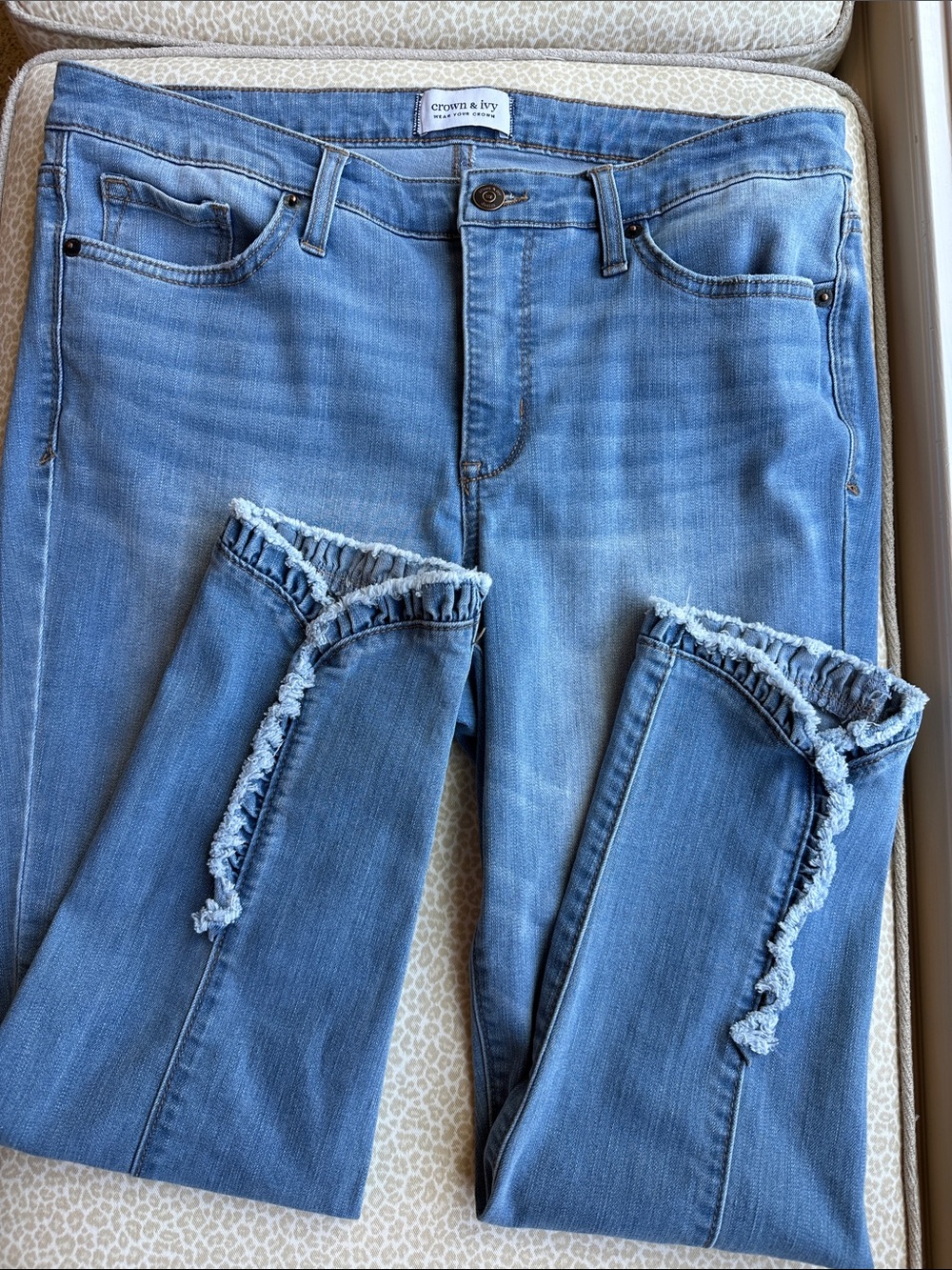 crown & ivy light wash frayed ruffle hem ankle jeans size 12